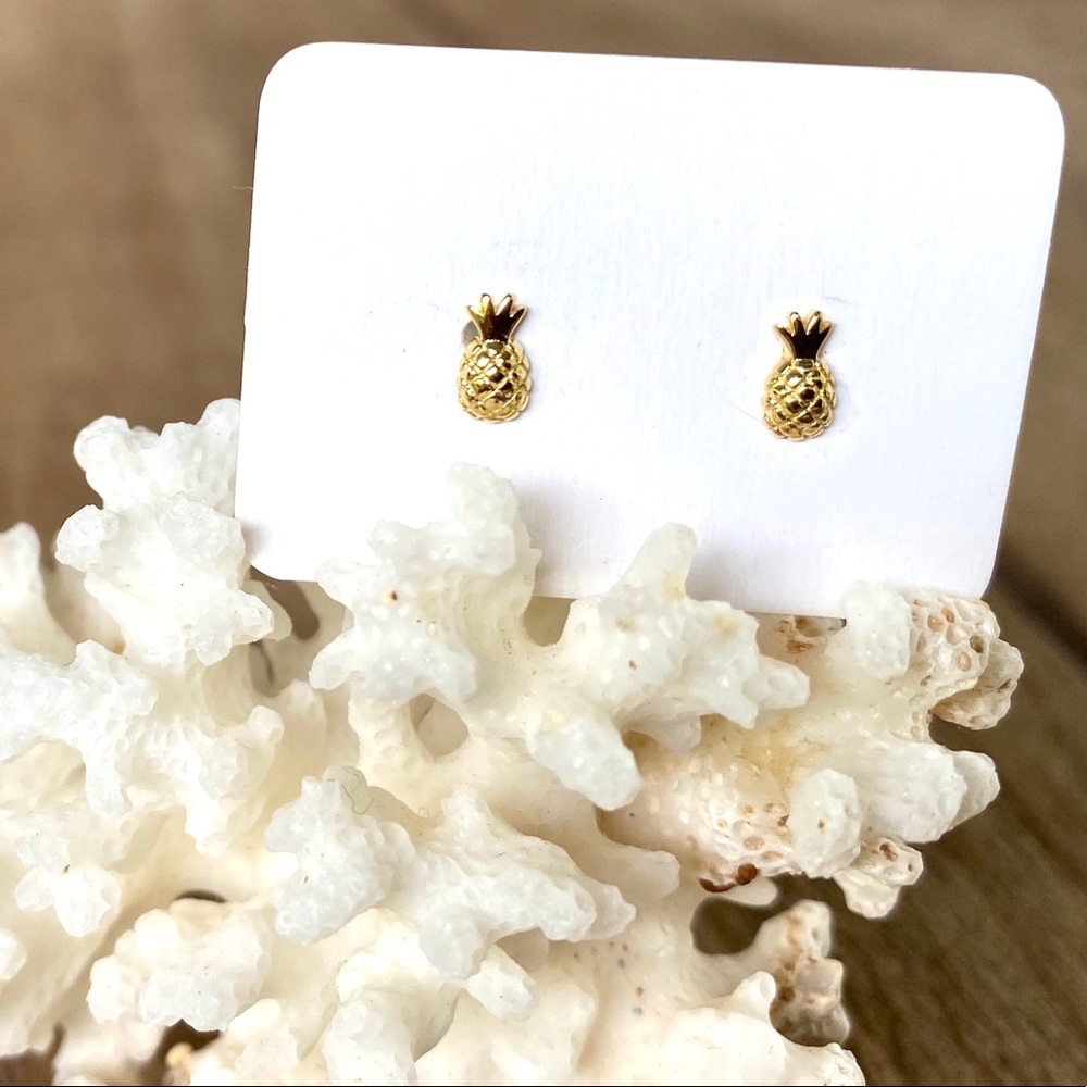 Tiny pineapple stud earring